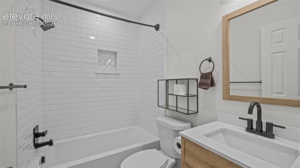 Image 8 of 24: Bathroom