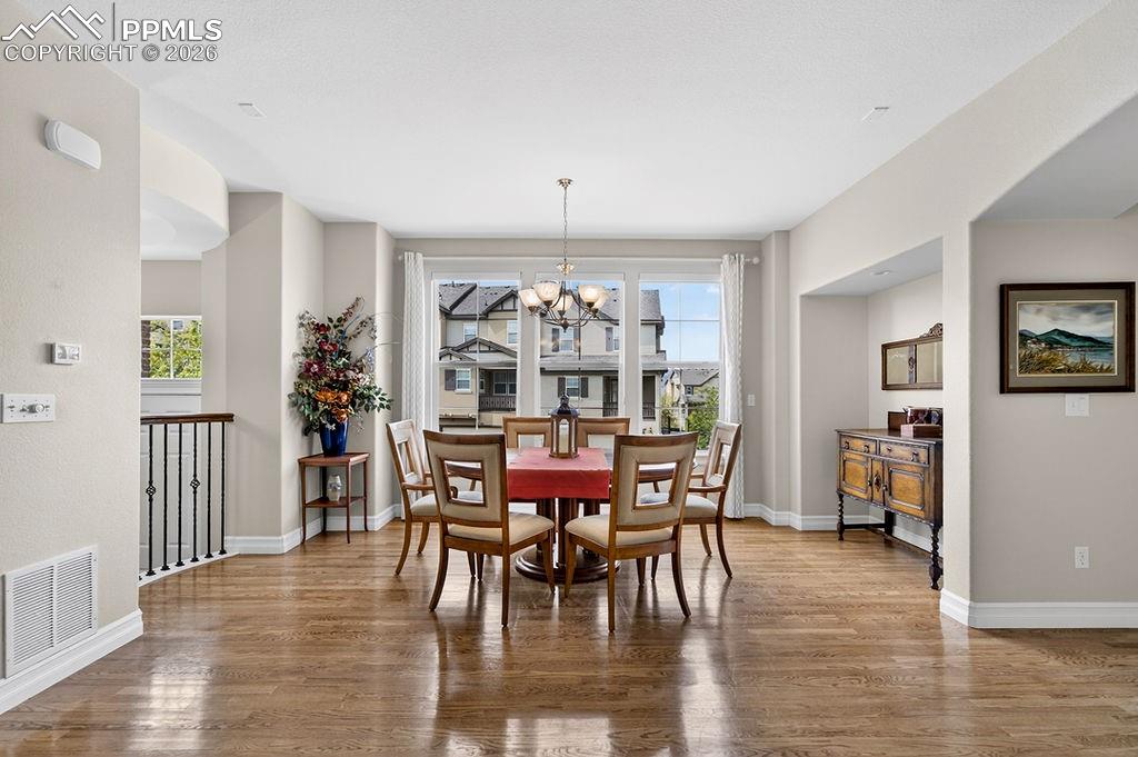 Image 18 of 50: Dining Area