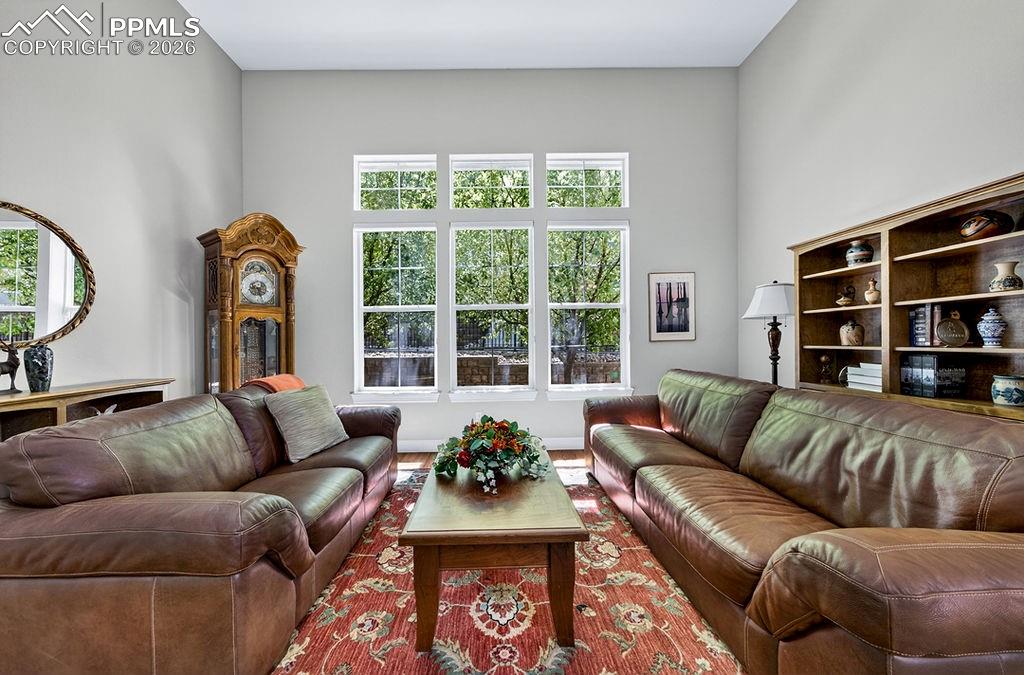 Image 8 of 50: Living Room