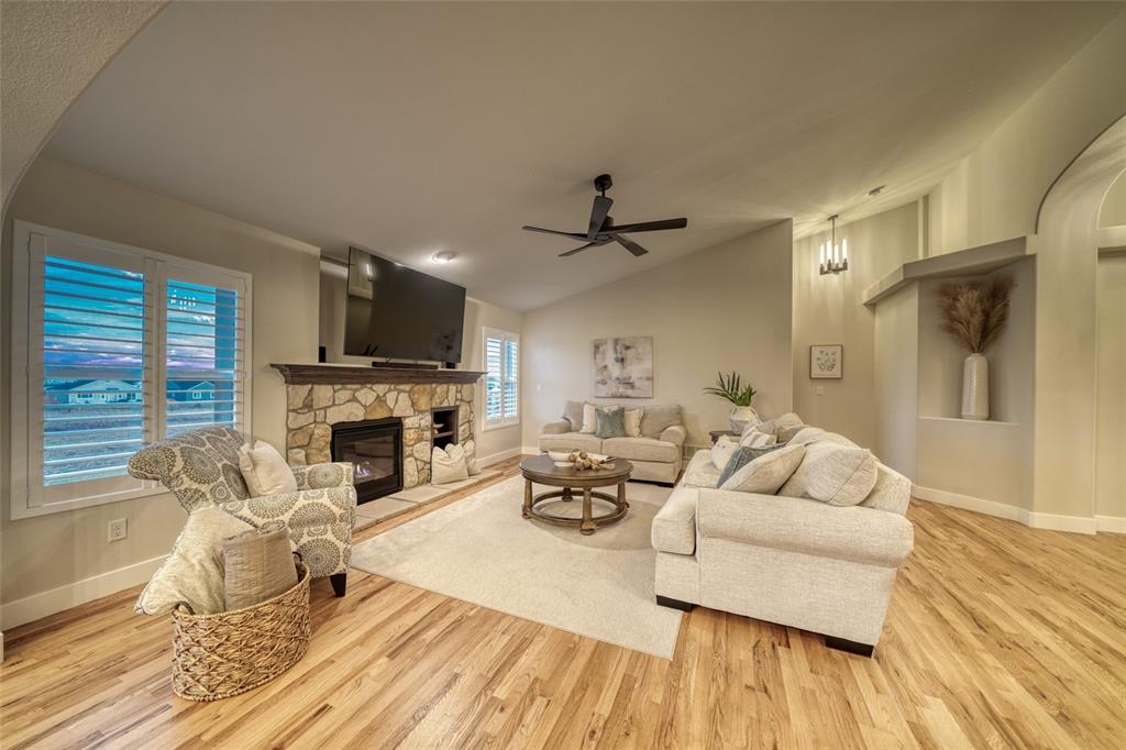 Image 10 of 50: Living Room