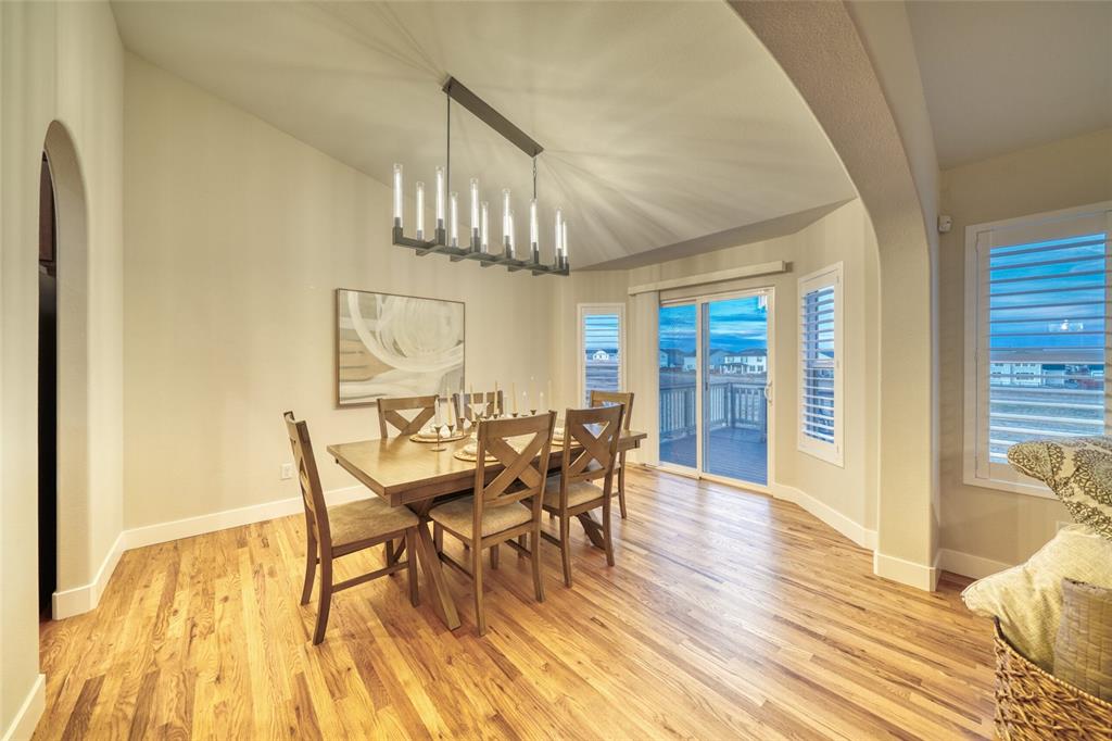 Image 13 of 50: Dining Area