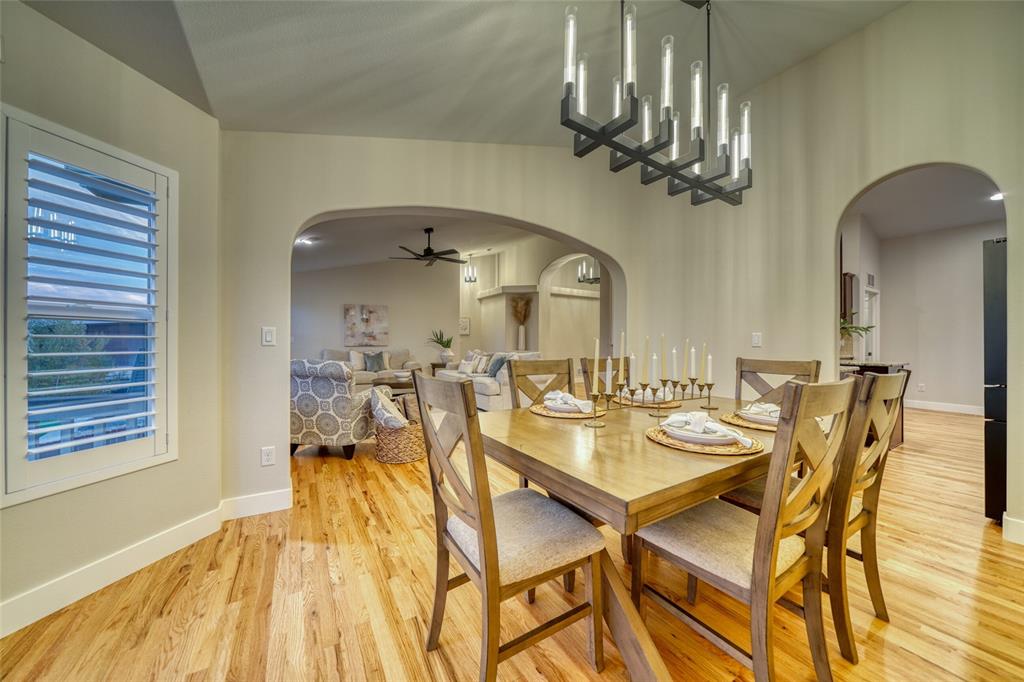 Image 14 of 50: Dining Area