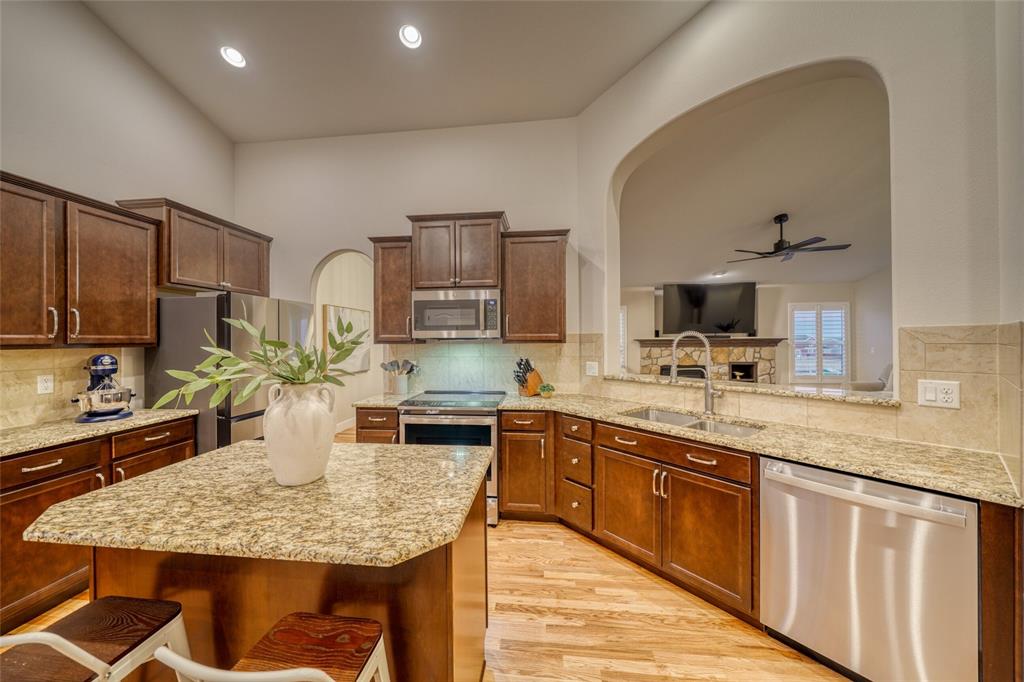 Image 15 of 50: Kitchen