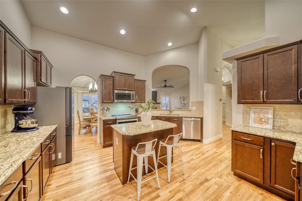 Image 16 of 50: Kitchen