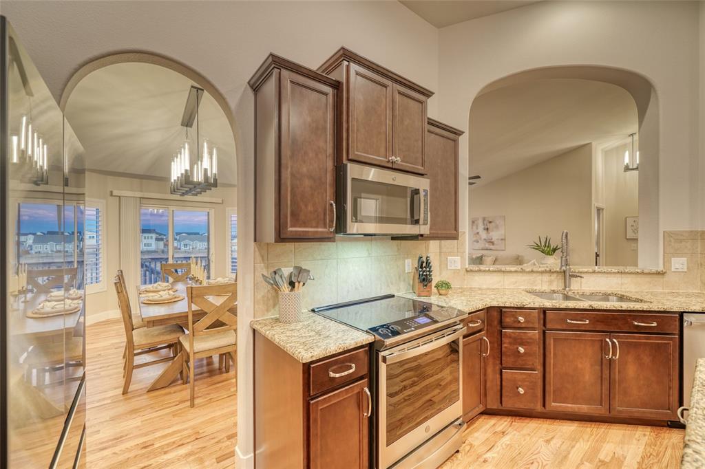 Image 17 of 50: Kitchen