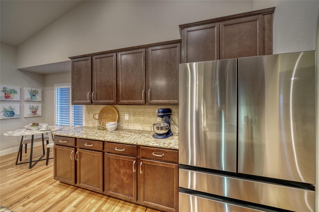 Image 18 of 50: Kitchen