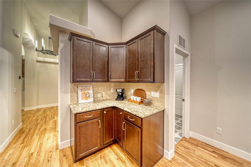 Image 19 of 50: Kitchen