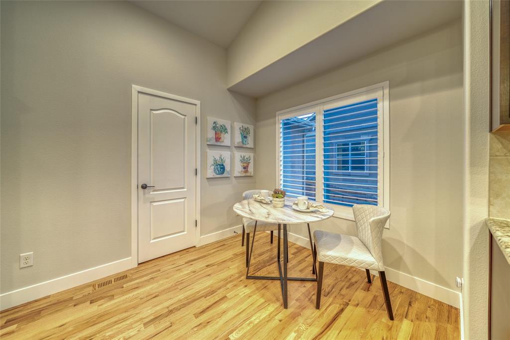 Image 20 of 50: Dining Area