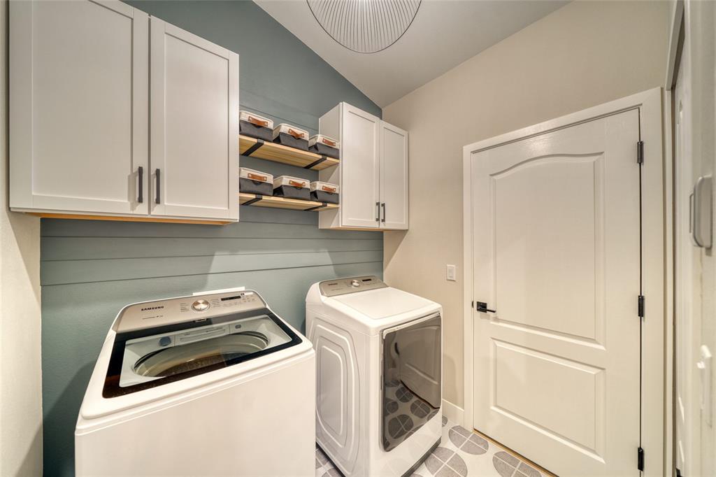 Image 21 of 50: Laundry