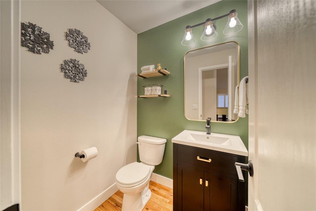 Image 22 of 50: Bathroom