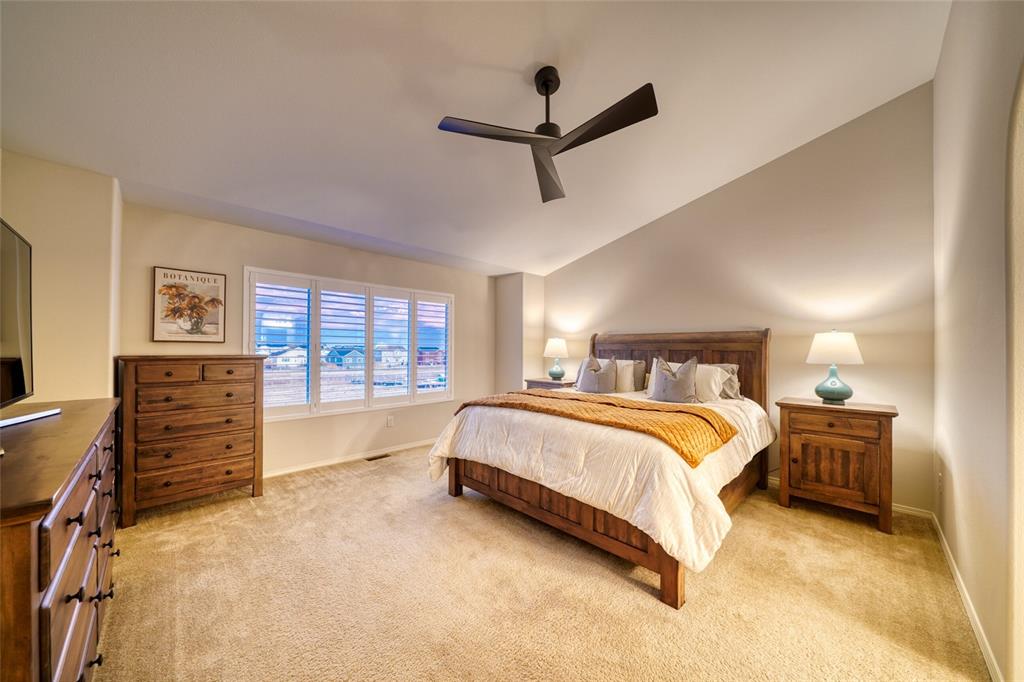 Image 23 of 50: Bedroom