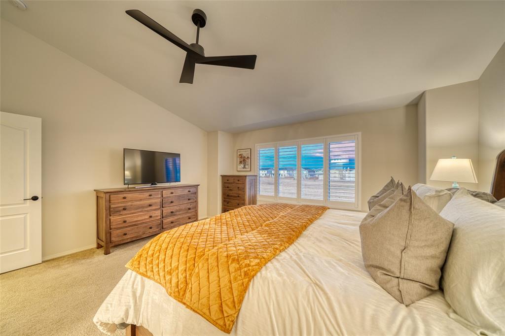 Image 25 of 50: Bedroom