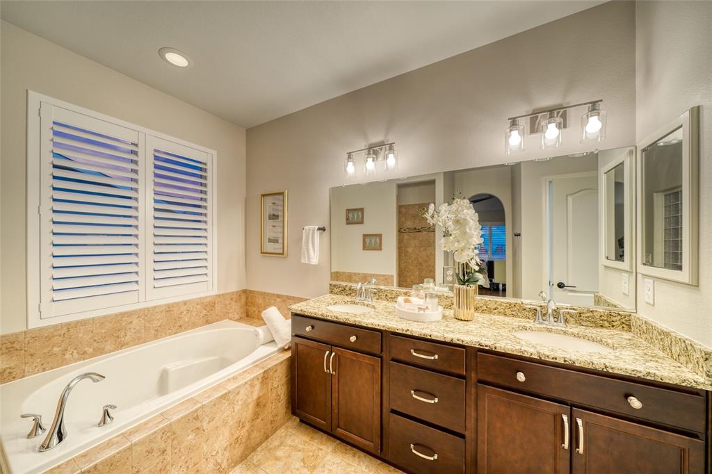 Image 27 of 50: Bathroom