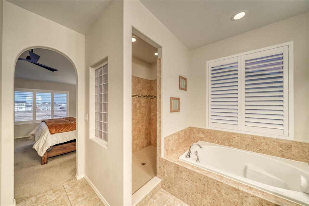 Image 28 of 50: Bathroom