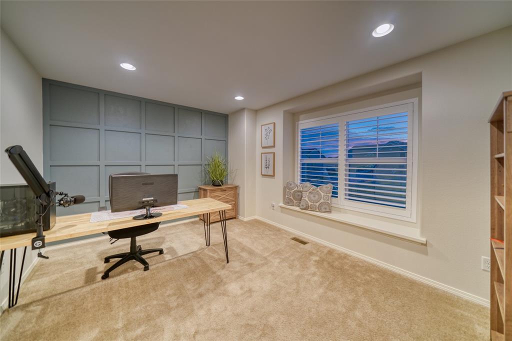 Image 30 of 50: Office