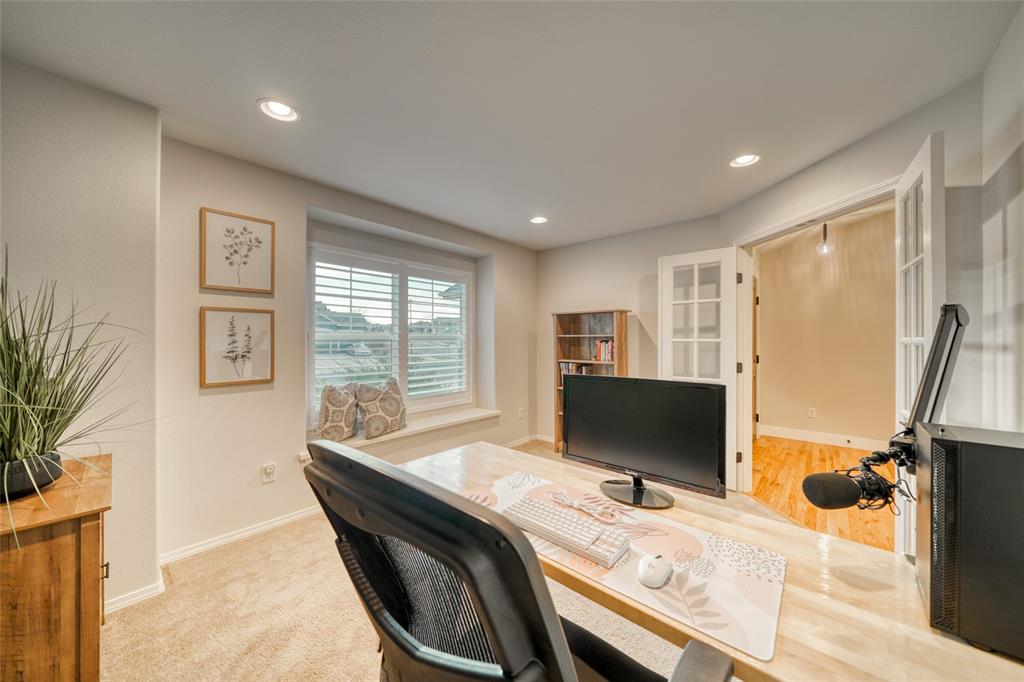 Image 31 of 50: Office