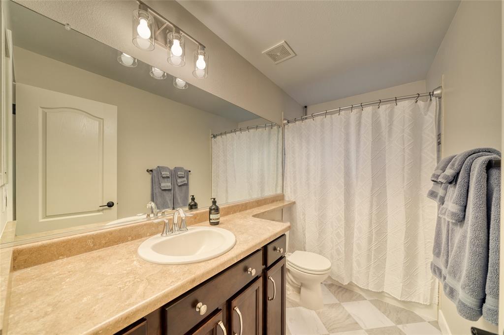 Image 33 of 50: Bathroom