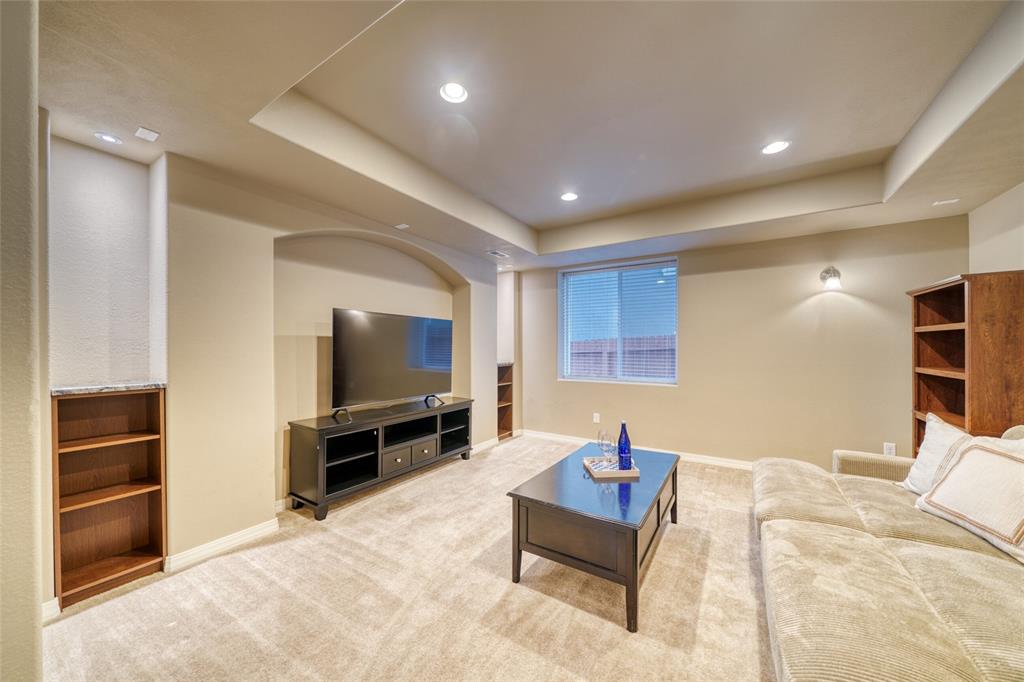 Image 39 of 50: Living Room