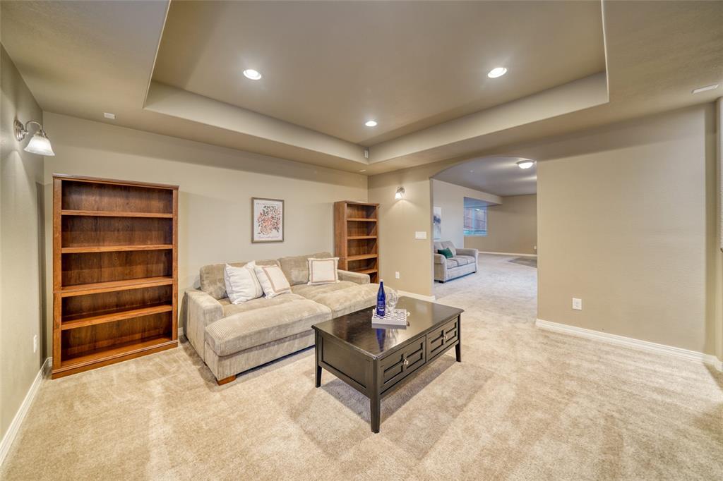 Image 40 of 50: Living Room