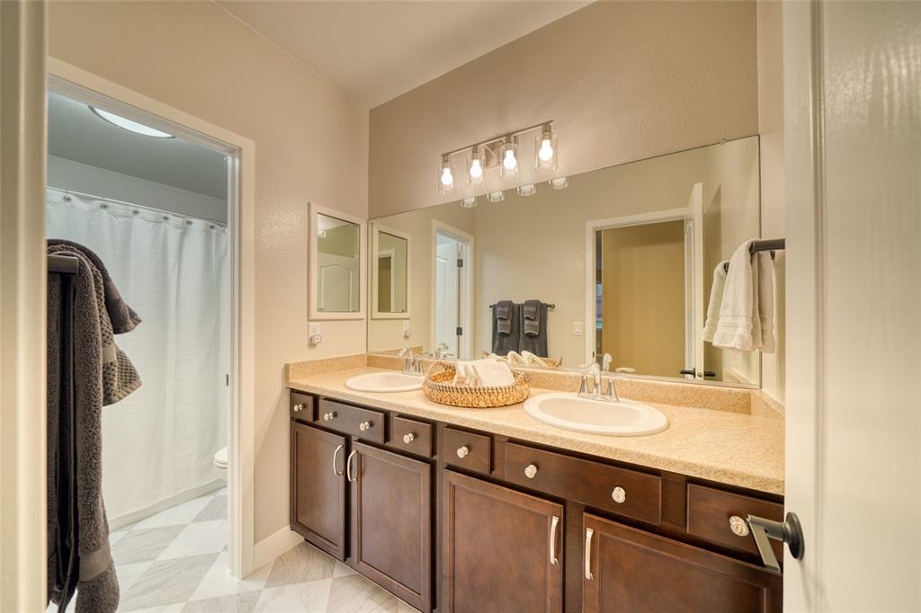 Image 41 of 50: Bathroom