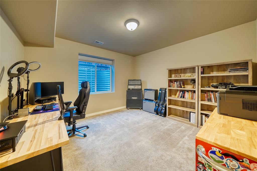 Image 42 of 50: Office