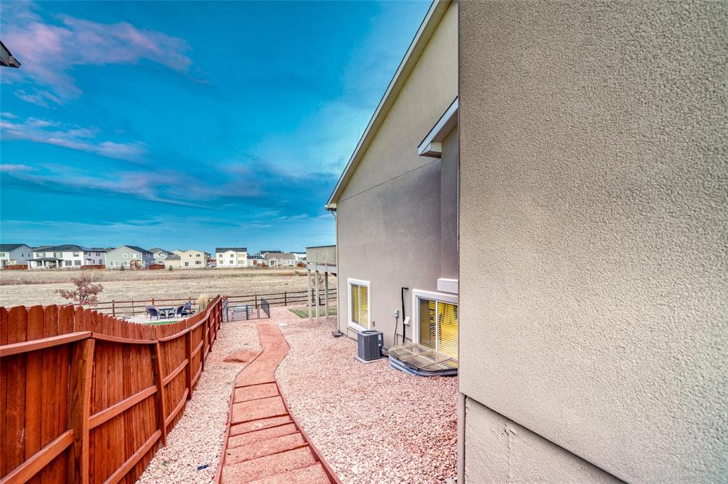 Image 44 of 50: Yard