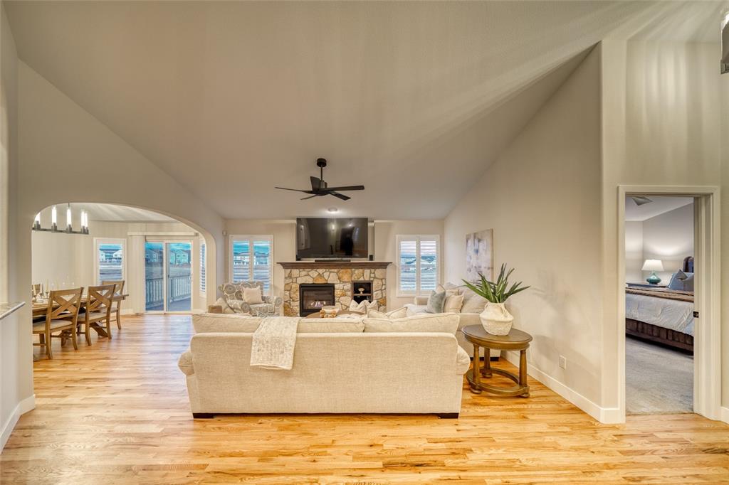 Image 9 of 50: Living Room