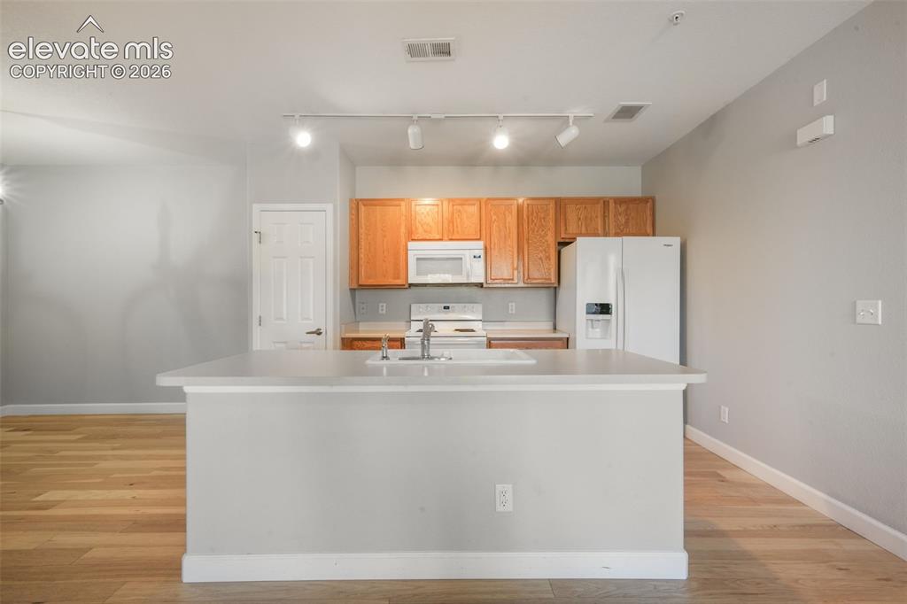 Image 10 of 50: Kitchen