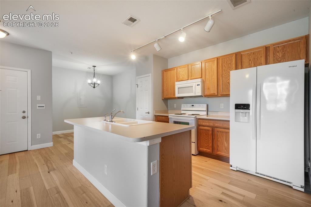 Image 11 of 50: Kitchen