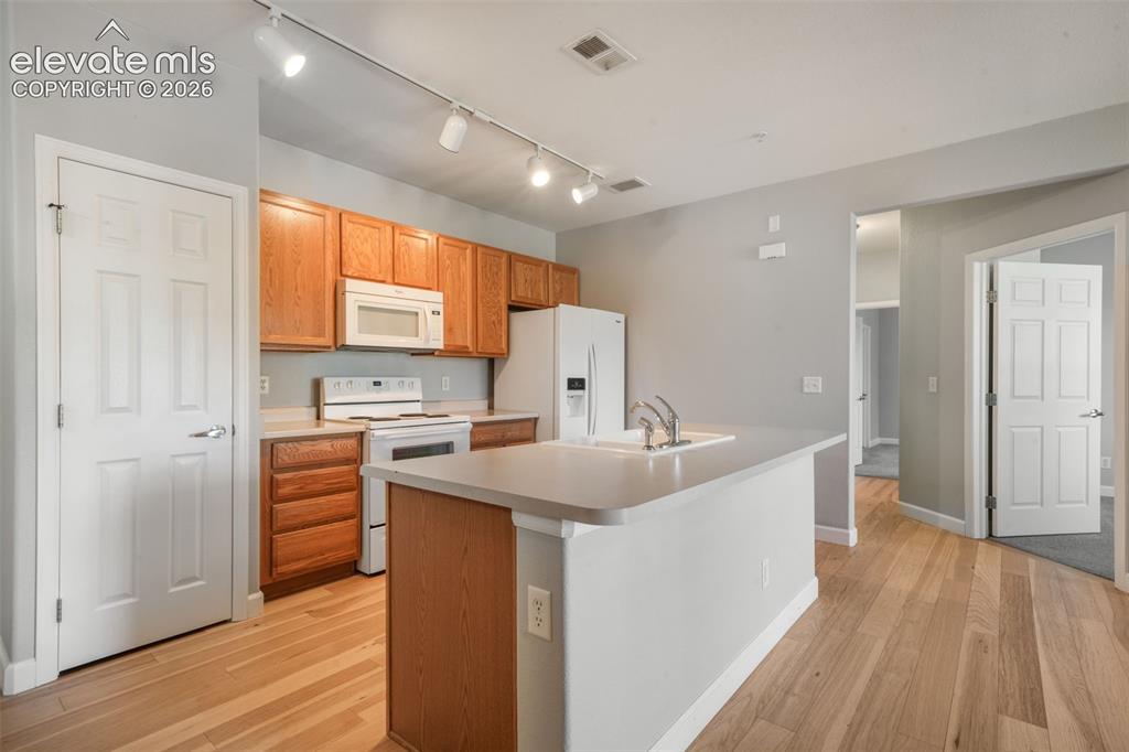 Image 12 of 50: Kitchen