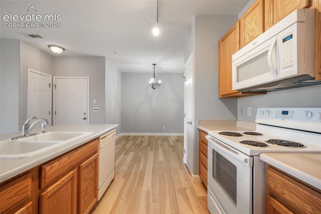 Image 16 of 50: Kitchen