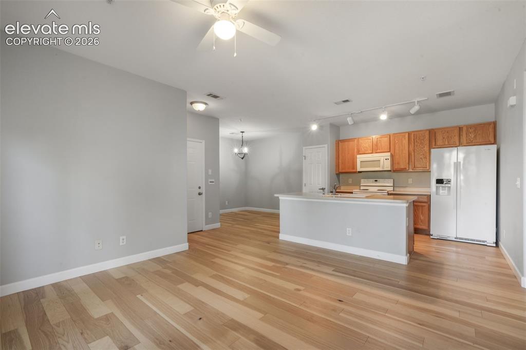 Image 9 of 50: Kitchen
