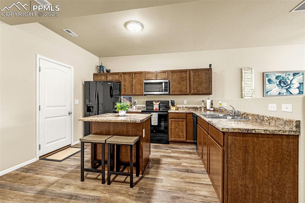 Image 10 of 31: Kitchen