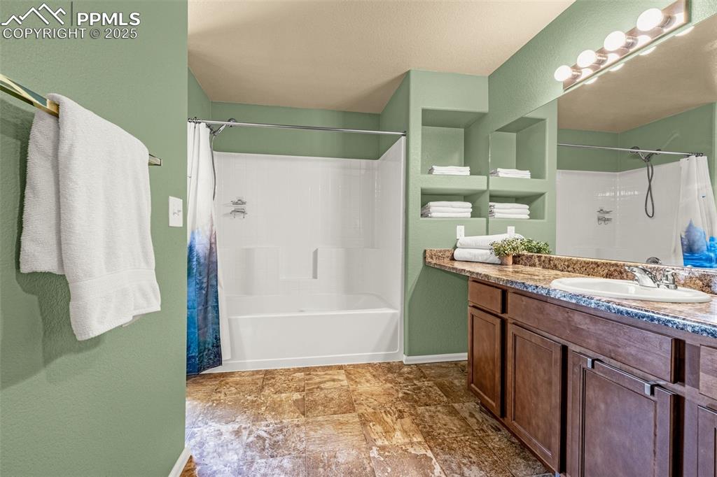 Image 16 of 31: Bathroom