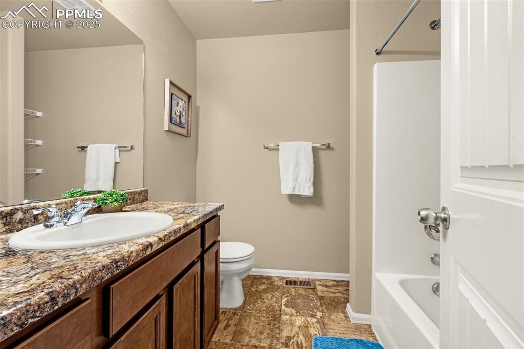 Image 22 of 31: Bathroom