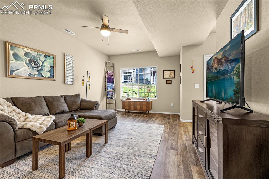 Image 5 of 31: Living Room