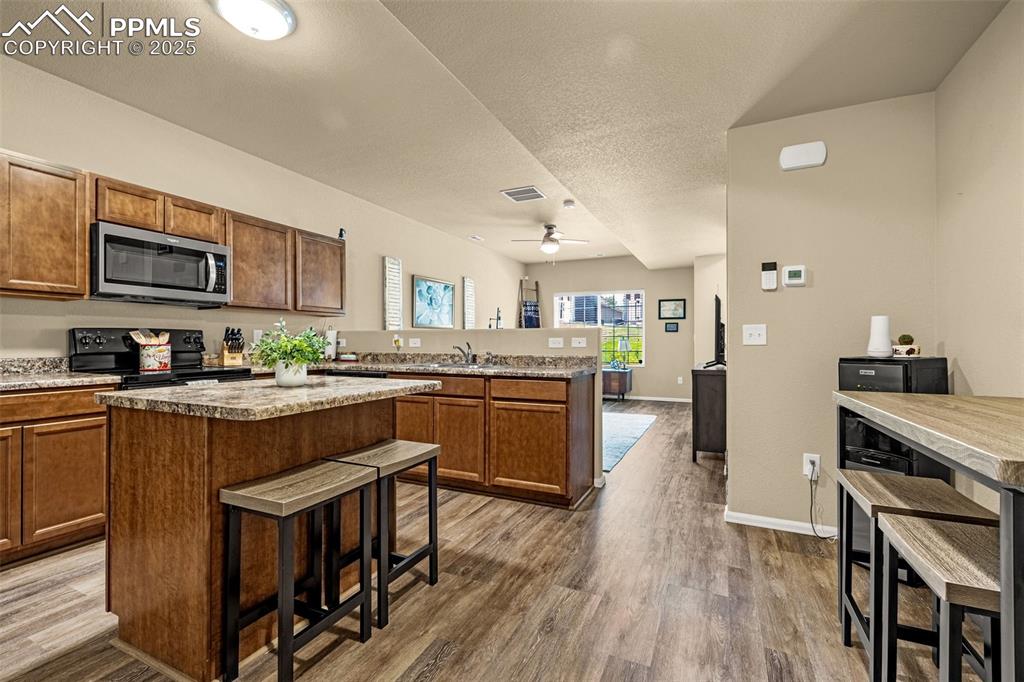 Image 7 of 31: Kitchen