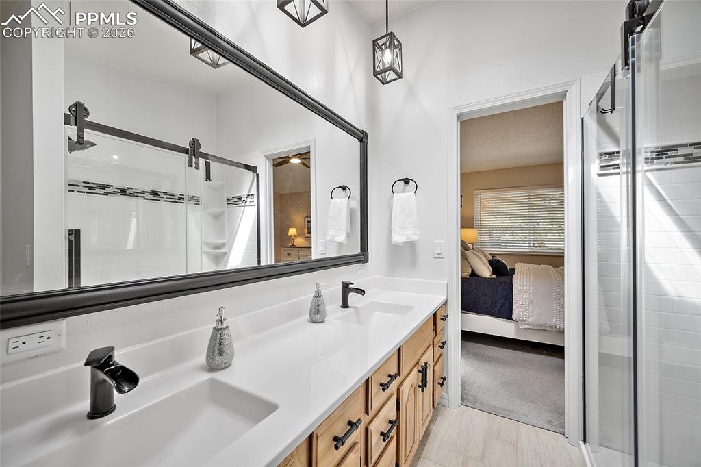 Image 10 of 40: Bathroom