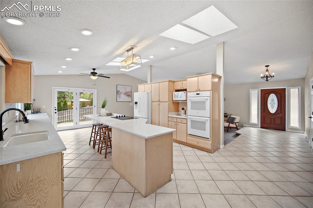 Image 16 of 40: Kitchen