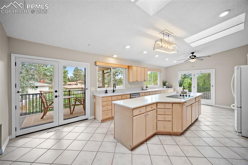 Image 17 of 40: Kitchen