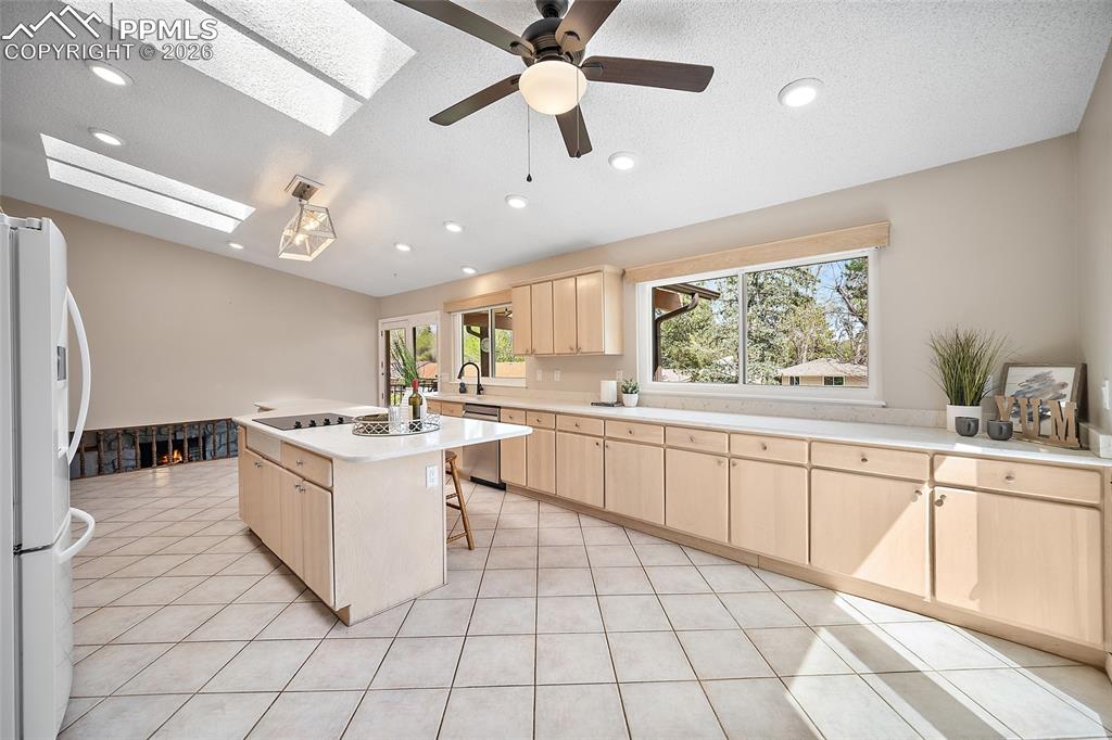 Image 18 of 40: Kitchen