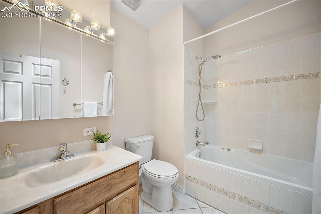 Image 20 of 40: Bathroom