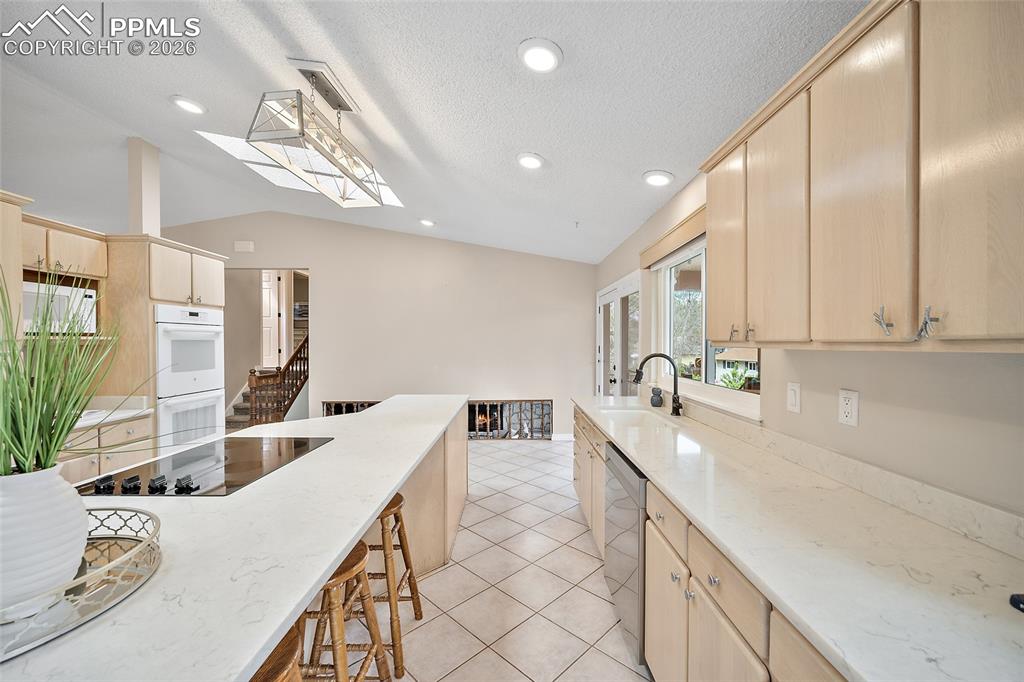 Image 5 of 40: Kitchen