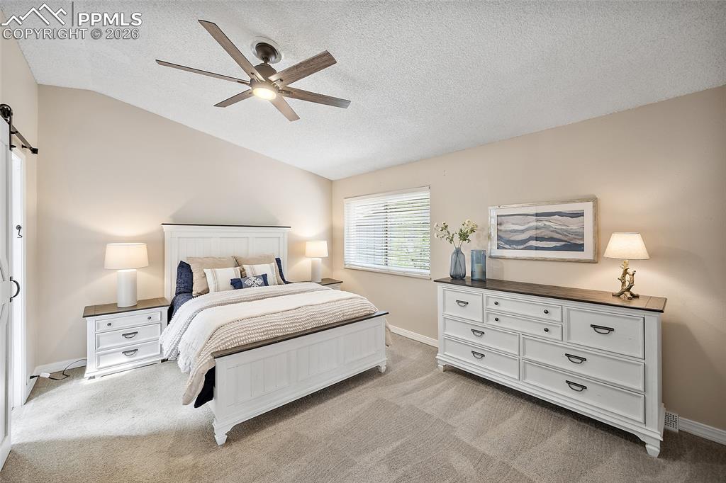 Image 9 of 40: Bedroom