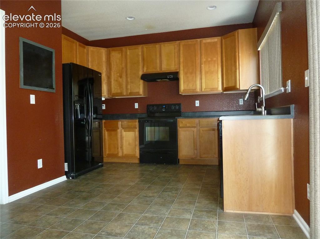 Image 7 of 18: Kitchen