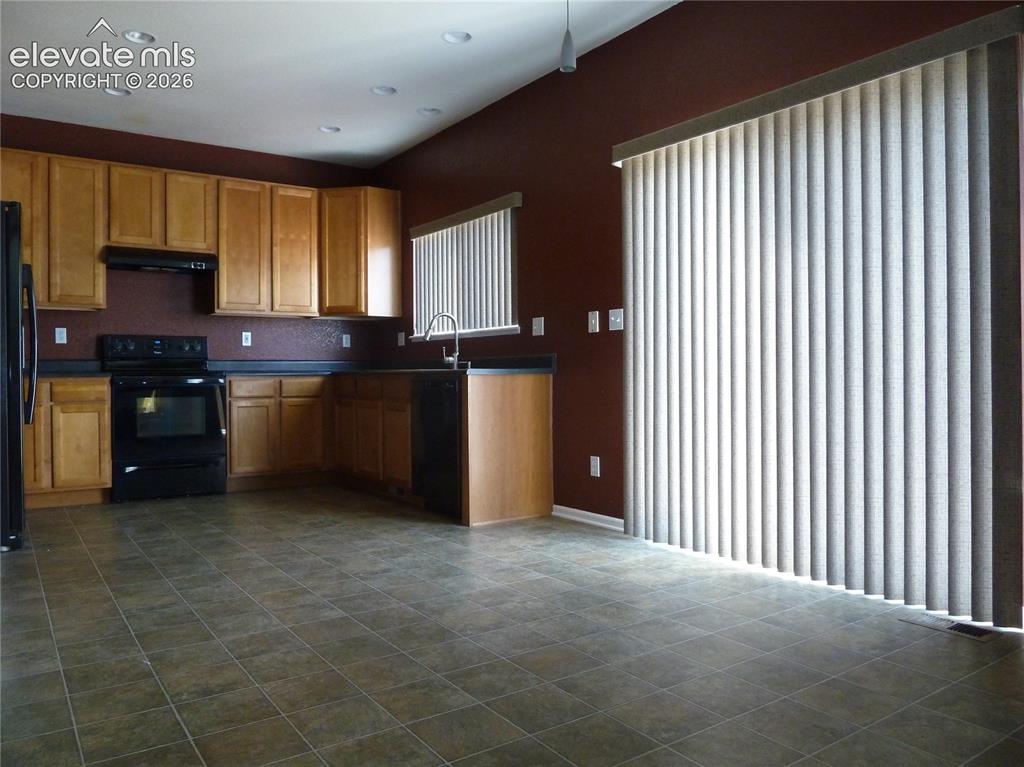 Image 8 of 18: Kitchen