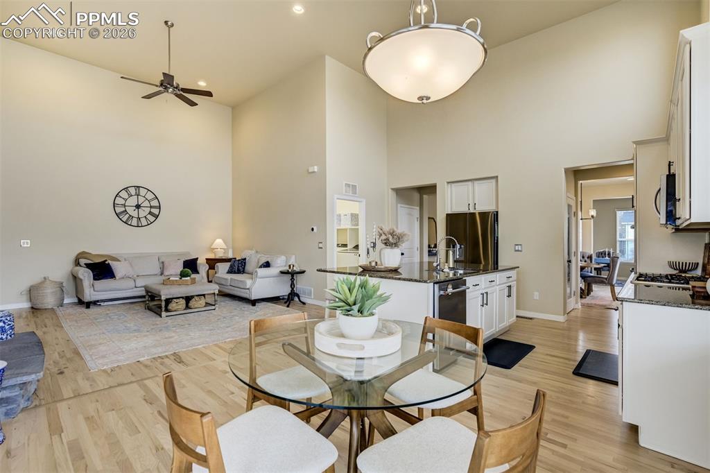 Image 14 of 49: Dining Area