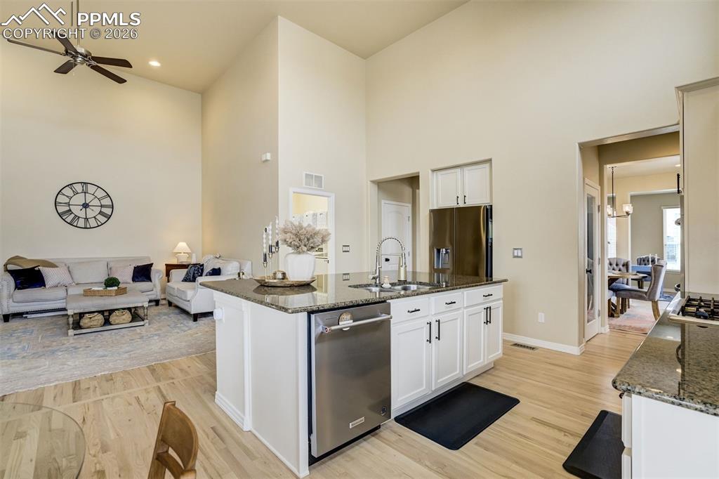 Image 15 of 49: Kitchen