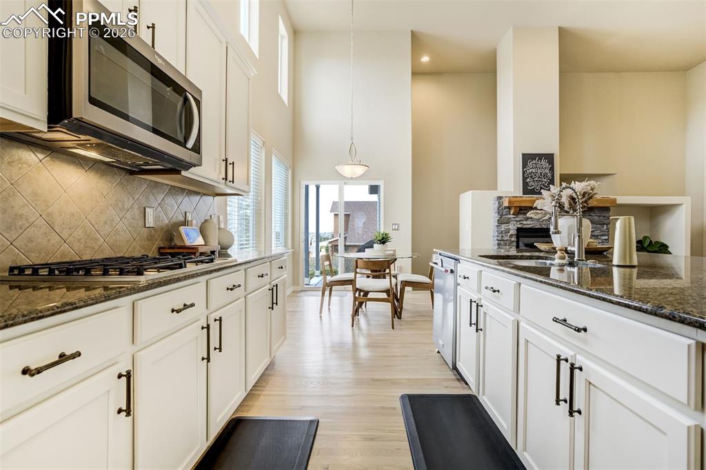 Image 16 of 49: Kitchen