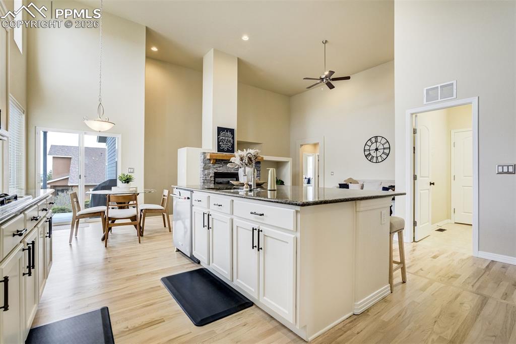 Image 17 of 49: Kitchen